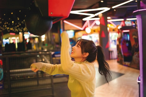 ケアンズのゲームセンターでパンチングマシンに挑戦する与田祐希。（撮影：細居幸次郎）