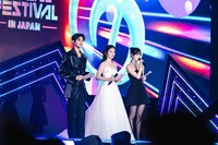 左からムン・サンミン、シン・イェウン、HONG EUNCHAE（LE SSERAFIM）。