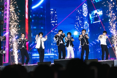 WayVとRIIZEのメンバーによるコラボパフォーマンスの様子。