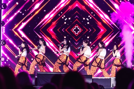 KARA「Mr.」をカバーするSTAYC。