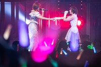 手をつなぐ小林歌穂（左）と安本彩花（右）。