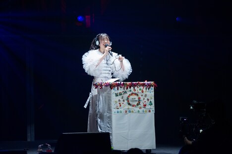 サンタにヘッドフォンをもらった桜井えま。