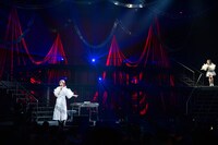 生真面目な風見和香（右）の手紙に呆れるサンタ（左）。