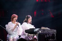 ピアノ演奏で「大好きだよ」をデュエットする小林歌穂（左）と風見和香（右）。