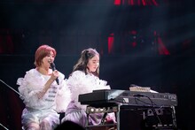 ピアノ演奏で「大好きだよ」をデュエットする小林歌穂（左）と風見和香（右）。