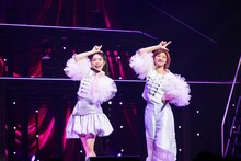 「大好きだよ」をデュエットする風見和香（左）と小林歌穂（右）。