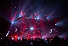 パジャマ姿でステージに飛び出す小久保柚乃（左）と仲村悠菜（右）。