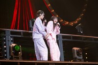 パジャマでじゃれる小久保柚乃（左）と仲村悠菜（右）。