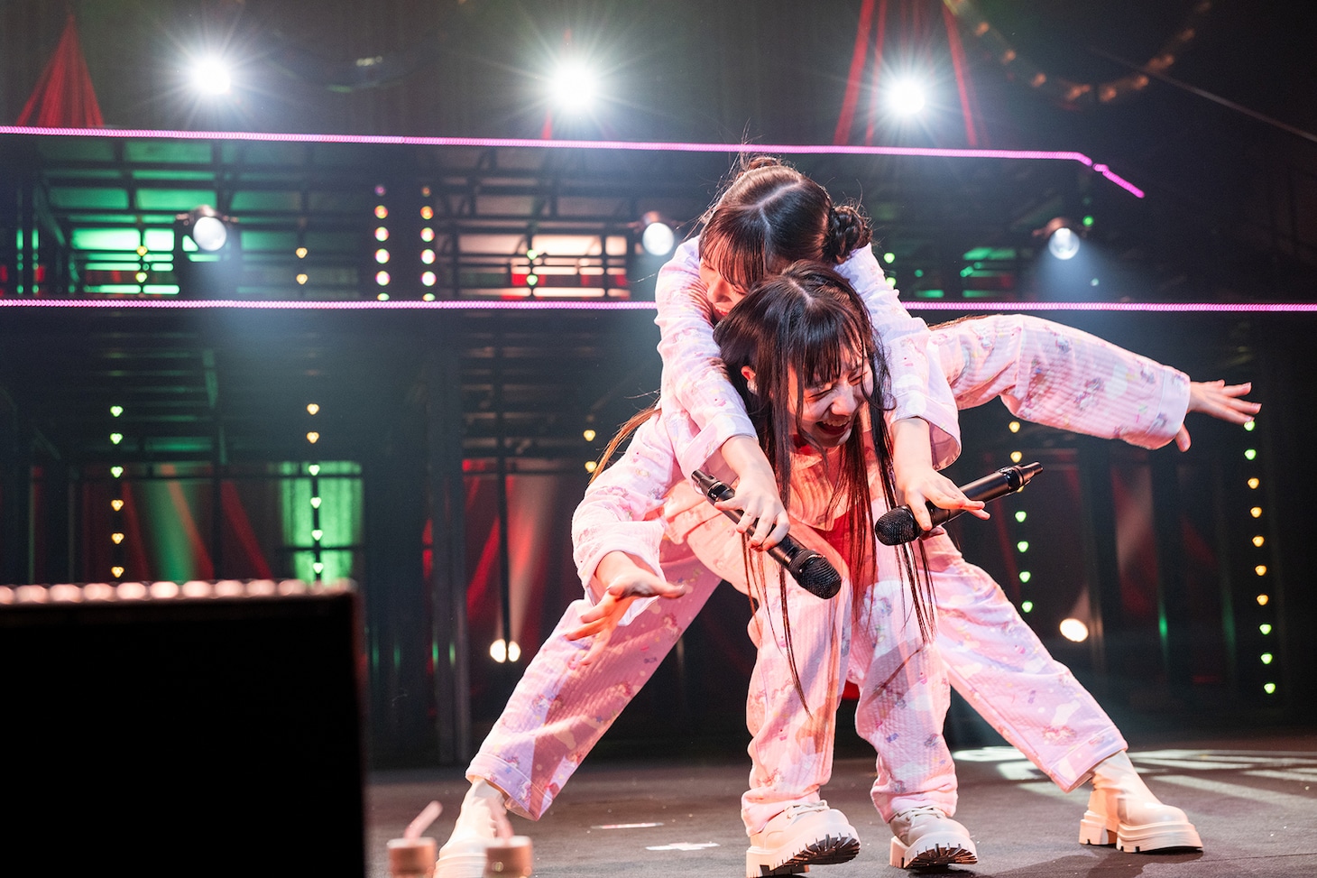 おんぶに失敗する仲村悠菜（下）と小久保柚乃（上）。