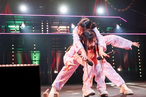 おんぶに失敗する仲村悠菜（下）と小久保柚乃（上）。