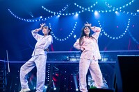 パジャマ姿でポーズを決める小久保柚乃（左）と仲村悠菜（右）。