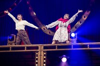 懐かしい狂騒と緊迫ルックで現れた中山莉子（左）と桜井えま（右）。