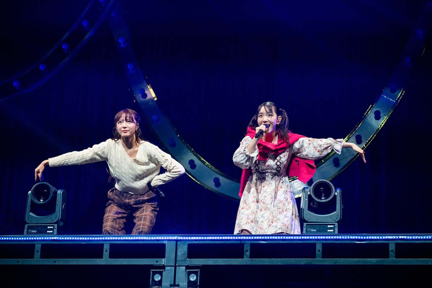 ポーズを決める中山莉子（左）と桜井えま（右）。