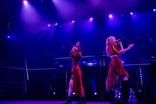 「中目黒の冬風…NAMIDA」をクールに歌う真山りか（左）と桜木心菜（右）。