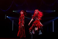 クールに決める真山りか（左）と桜木心菜（右）。