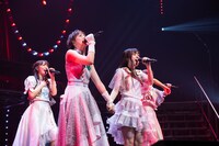 手をつなぐ安本彩花（左）と仲村悠菜（右）。