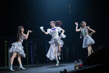 3人で踊る仲村悠菜、真山りか、小久保柚乃（左から）。