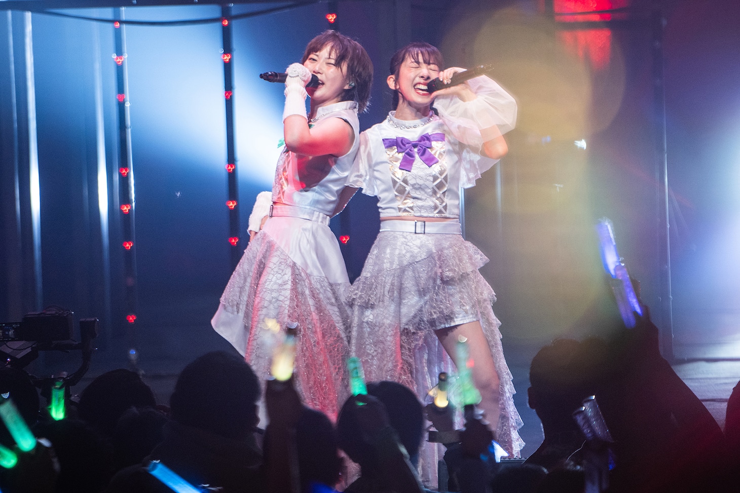 熱唱する安本彩花（左）と真山りか（右）。