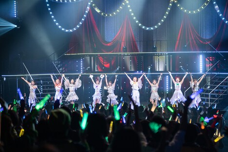 9人でステージに立つえびちゅう。