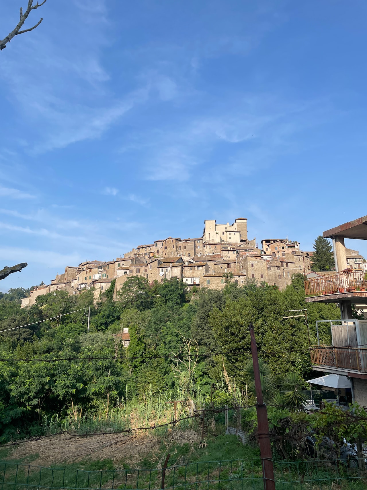 ローマ郊外にある街、カステルヌオーヴォ・ディ・ポルトの街並み。AFRAさん一家お気に入りの場所。