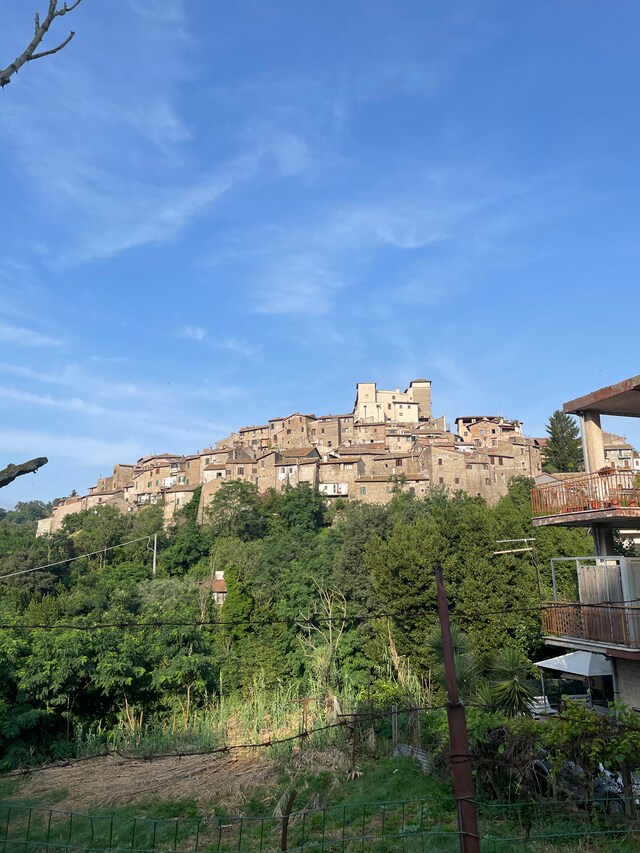 ローマ郊外にある街、カステルヌオーヴォ・ディ・ポルトの街並み。AFRAさん一家お気に入りの場所。