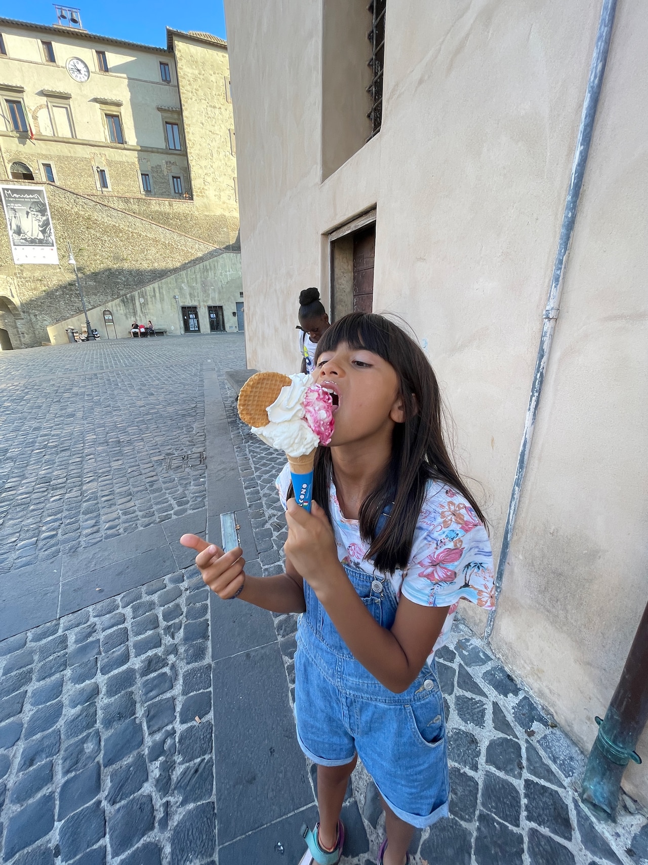 大好物のジェラートを食べるらうら。