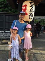 日本に住んでいた頃。地元のお祭りでパパと姉のみゅうさんと一緒に。