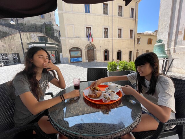 姉のみゅうさんと朝食を楽しむらうら。