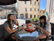 姉のみゅうさんと朝食を楽しむらうら。