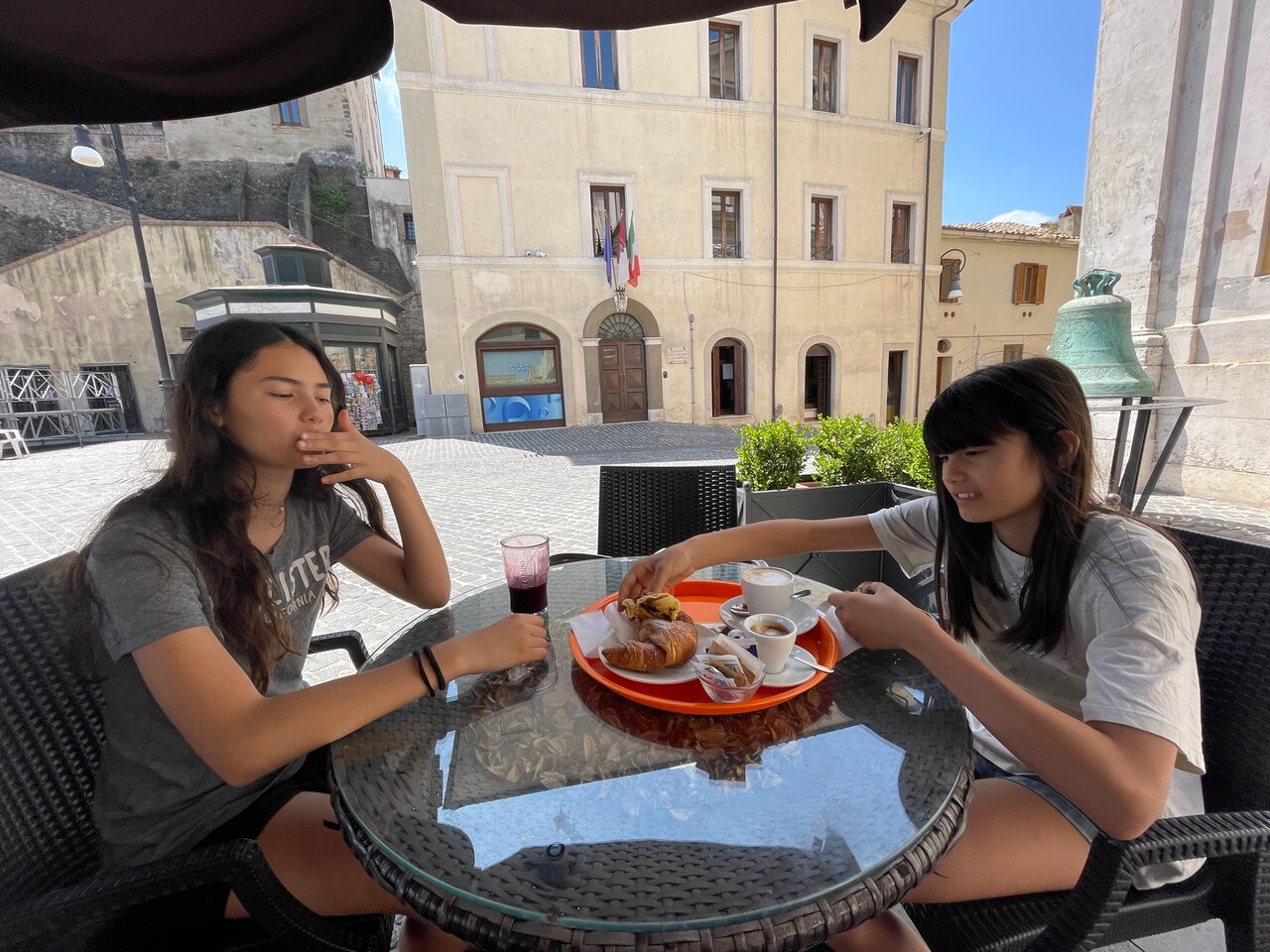 姉のみゅうさんと朝食を楽しむらうら。