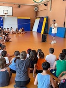 サマースクールで子供たちにヒューマンビートボックスを披露するAFRAさん。