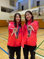 志田千陽選手と松山奈未選手。 (c)TBS