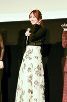 観客が好き好きに叫ぶ見どころに耳を傾ける田村真佑。