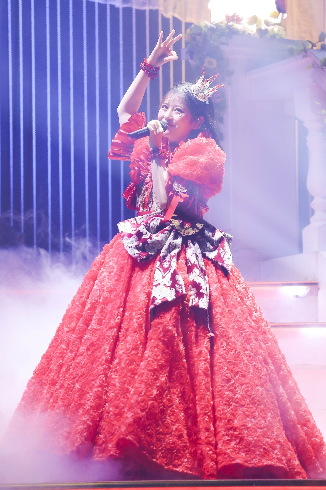 FRUITS ZIPPER ユニフォーム　月足天音 FRUITS ZIPPER月足天音、クールにウインク ストリートコーデでオーラ