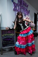 ウェルカムボードの前でポーズを決める開演直前の真山りか。