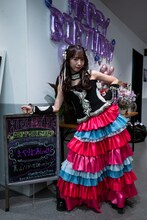 ウェルカムボードの前でポーズを決める開演直前の真山りか。