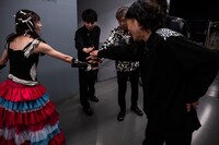 「私、いつも血と肉を捧げていただいてまして……」と真山バンド初参加の宮本將行（右端）に説明して円陣を組む真山りか（左端）。