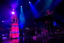 「歌舞伎町の女王」を歌う真山りか。