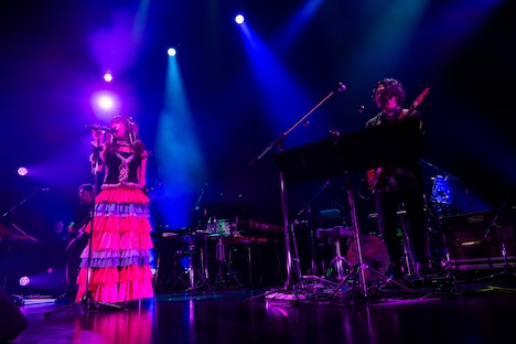 「歌舞伎町の女王」を歌う真山りか。