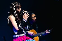 「誘惑したいや」を歌う真山りか。