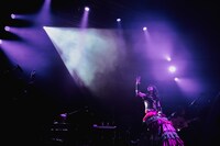 「蜃気楼」を歌う真山りか。