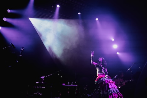 「蜃気楼」を歌う真山りか。