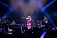 ペンライトを振る真山りかとまやまにあ。