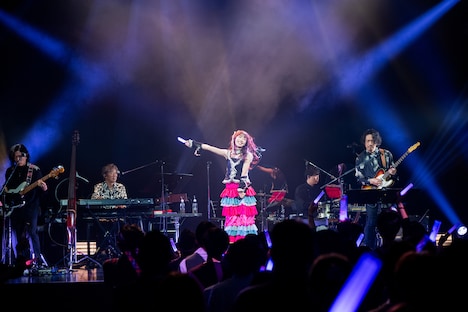 ペンライトを振る真山りかとまやまにあ。