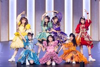 「FRUITS ZIPPER JAPAN TOUR 2024 - AUTUMN - THE STORY OF SEVEN COLORS」の様子。（撮影：ヨシモリユウナ、森好弘）