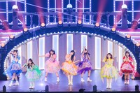 「FRUITS ZIPPER JAPAN TOUR 2024 - AUTUMN - THE STORY OF SEVEN COLORS」の様子。（撮影：ヨシモリユウナ、森好弘）