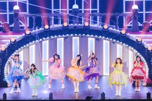 「FRUITS ZIPPER JAPAN TOUR 2024 - AUTUMN - THE STORY OF SEVEN COLORS」の様子。（撮影：ヨシモリユウナ、森好弘）