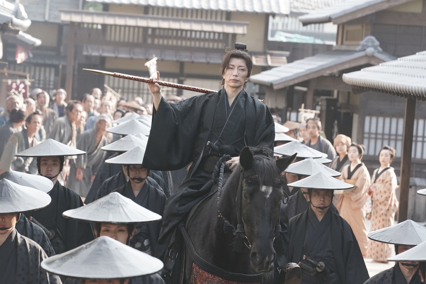 人気画像1位は「GACKTが三池崇史のラブコールに応え『新・暴れん坊将軍』出演、松平健との共演は『“誉れ”ですね』」より、「新・暴れん坊将軍」よりGACKTの出演カット。(c)テレビ朝日