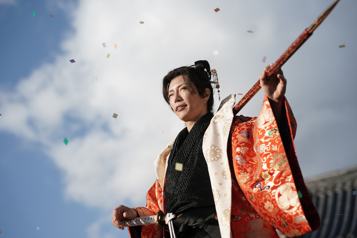 「新・暴れん坊将軍」で宗春を演じるGACKT。“かぶき者”として知られる宗春はファッションでも異彩を放ち、ド派手な羽織をまとって1m超もある長い煙管を持っている。(c)テレビ朝日