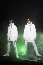 fuzzy knot。左から、田澤孝介（Vo）、Shinji（G）。